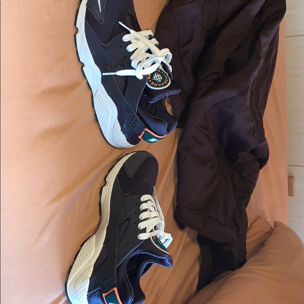 Nike hurachis black and orange
